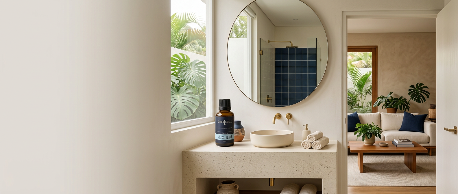 Baño de visitas elegante conectado con la zona social de una casa, con un frasco de Cincogotas